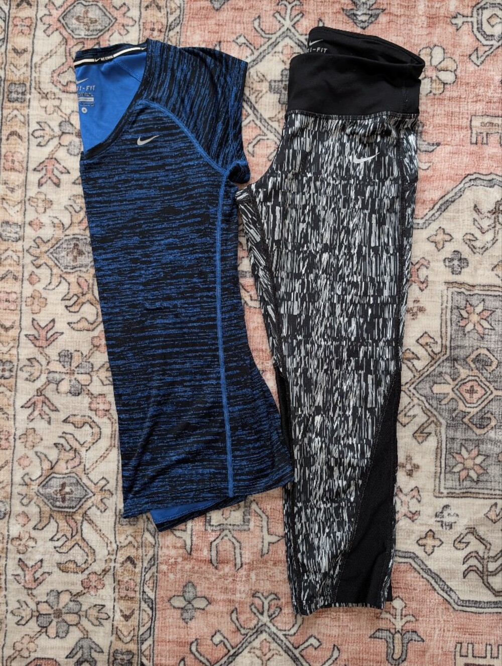 Nike Women's Outfit- Printed Crop Leggings Black/Gray And T-shirt Blue/Black